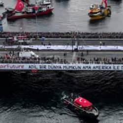 Galata&rsquo;daki tarihi y&uuml;r&uuml;y&uuml;şte ABD&rsquo;ye net mesaj