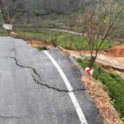 Rize'de korkutan heyelan: Köy yolu çöktü! 