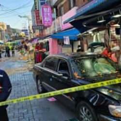 Katliam gibi kaza! Seul&rsquo;de bir ara&ccedil; kalabalığa daldı