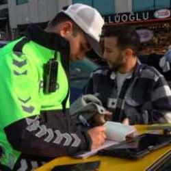 Taksim'de ticari taksilere yılın ilk cezaları kesildi