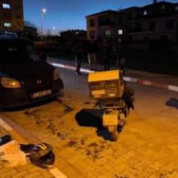 Yemek siparişi g&ouml;t&uuml;ren motokurye, sokak k&ouml;peğinden ka&ccedil;arken kaza yaptı