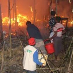 Arakanlı M&uuml;sl&uuml;manların yaşadığı m&uuml;lteci kampında b&uuml;y&uuml;k yangın