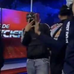 Ekvador'da &ccedil;ete &uuml;yeleri silah ve bombalarla canlı yayına baskın d&uuml;zenledi