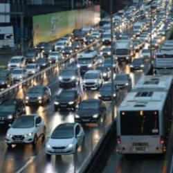 İstanbul'da trafik çilesi: Metrobüs duraklarında yoğunluk!