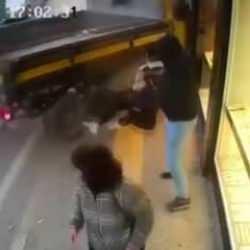 İzmir'de kamyonet dehşet saçtı! Kaza anı kameralar böyle yansıdı