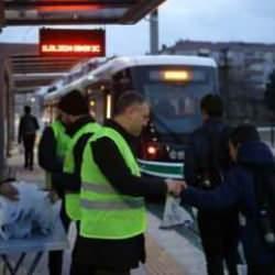 Kocaeli B&uuml;y&uuml;kşehir&rsquo;den kandil simidi ikramı