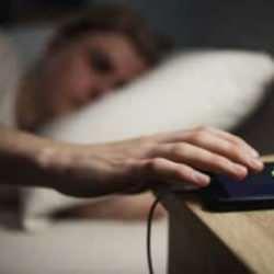 Telefonu şarja takıp uyuyanlar dikkat!