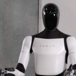 Elon Musk paylaştı: Optimus artık elbise katlayabiliyor!