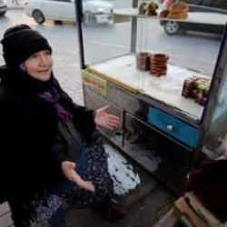 Konya'nın "Simitçi Teyze"si 17 yıldır tezgahının başında