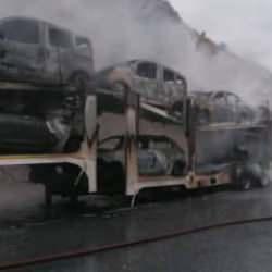 Mersin'de sıfır araç yüklü tır dorsesinde yangın! Araçlar cayır cayır yandı...