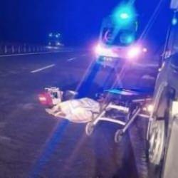 Baba ve oğlu patlayan lastiği kontrol etmek isterken canından oldu