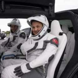 Siyasilerden Türkiye'nin ilk astronotu Gezeravcı'ya tebrik mesajları