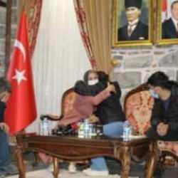 Evlat n&ouml;betindeki bir anne daha &ccedil;ocuğuna kavuştu