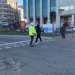 Kadık&ouml;y'de trafik ışıklarına uymayan yayalara para cezası kesildi