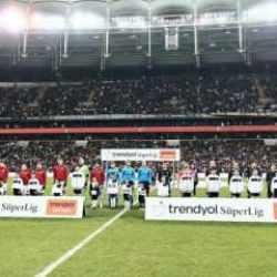 Maç sonu flaş tezahürat! Beşiktaş taraftarlarından yönetime tepki