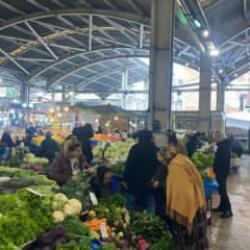 Pazarda fiyatlar düştü, vatandaş yoğun ilgi gösterdi