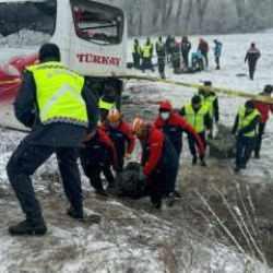 Son dakika haberi: Kastamonu'da yolcu otob&uuml;s&uuml; devrildi: &Ouml;l&uuml; ver yaralılar var!