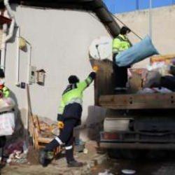 Belediye bile baş edemiyor! Defalarca temizlenen evde yine aynı manzara