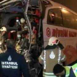 İstanbul'da yolcu otob&uuml;s&uuml; kaza yaptı: &Ccedil;ok sayıda yaralı var!