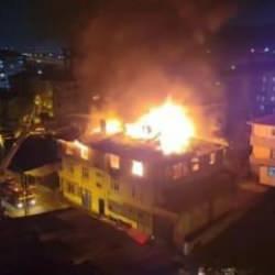 Tuzla'da yangın! &Ccedil;atı katı k&uuml;l oldu