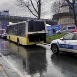 İETT otobüsü alt geçit duvarına çarptı: Yaralılar var