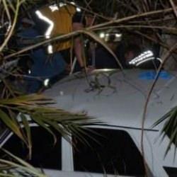 Antalya'da feci kaza: Dereye düşen otomobildeki 2 kişi yaralandı