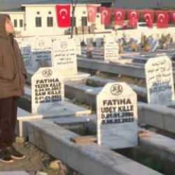 Depremde ölen ailesi için mezarları başında her gün Kur'an okuyor