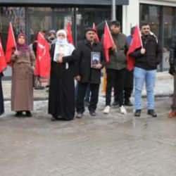 Evlat n&ouml;betindeki aileler DEM Parti binası &ouml;n&uuml;ndeki bekleyişini s&uuml;rd&uuml;r&uuml;yor