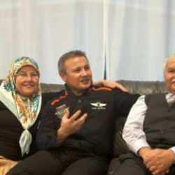 İlk Türk astronot Alper Gezeravcı, ailesine kavuştu!