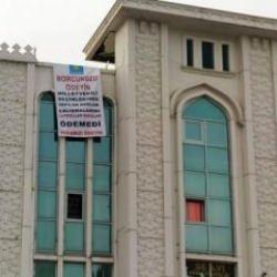 İYİ Parti milletvekilinden parasını alamadığını iddia eden esnaftan pankartlı tepki