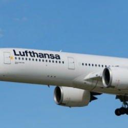 Lufthansa'da t&uuml;yler &uuml;rperten &ouml;l&uuml;m! Yolcu u&ccedil;akta yaşamını yitirdi