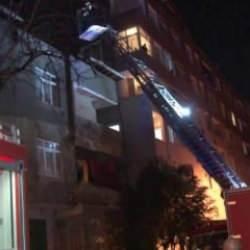 Pendik&rsquo;te 3 katlı binanın &ccedil;atısı alev alev yandı