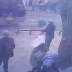 Sultanahmet'te tramvayın yolcuya &ccedil;arptığı feci kazanın g&ouml;r&uuml;nt&uuml;leri ortaya &ccedil;ıktı