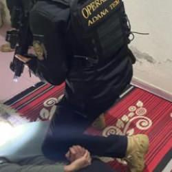 Terör örgütü elebaşının posterini asmışlardı! Böyle yakalandılar