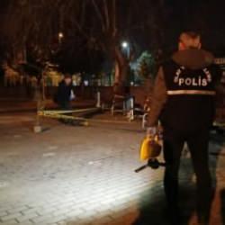 Veli okul bah&ccedil;esinde 2 saldırgan tarafından bı&ccedil;aklandı