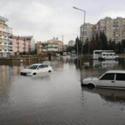 Antalya'da sel ve su baskını: 1 kişi yaşamını yitirdi, 3 ilçede okullar yarın da tatil