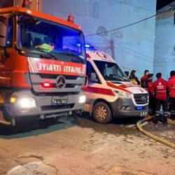 Avcılar’da 3 katlı binanın çatısı alev alev yandı