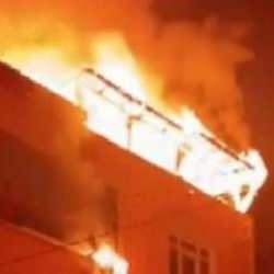 Avcılar'da 3 katlı binanın çatısı alev alev yandı