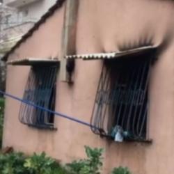 &Ccedil;akmakla oynayan &ccedil;ocuk gecekonduyu yaktı