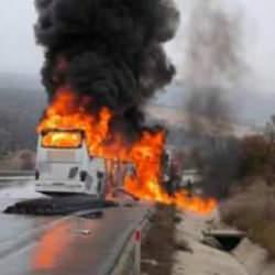 &Ccedil;orum'da yolcu otob&uuml;s&uuml; kamyona &ccedil;arptı: &Ouml;l&uuml; ve yaralılar var