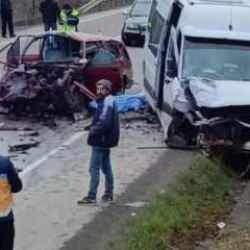 Feci kaza: Otomobil ile minibüs çarpıştı: 2 ölü, 1 yaralı