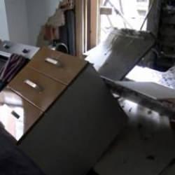 İnşaata beton dökülürken yan binanın duvarı delindi