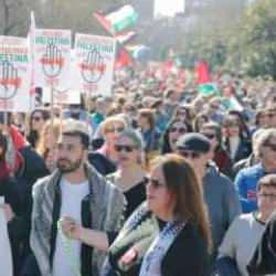 İspanya'da binlerce kişi "Gazze" i&ccedil;in y&uuml;r&uuml;d&uuml;! H&uuml;k&uuml;mete sert tepki