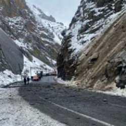 Kara yoluna kaya d&uuml;şt&uuml;: Ulaşıma kapatıldı!