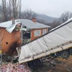 Kontrolden &ccedil;ıkan tır evin &uuml;st&uuml;ne u&ccedil;tu! Dehşete d&uuml;ş&uuml;ren anlar kamerada