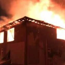 Sakarya'da iki katlı evde yangın!