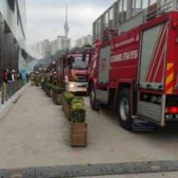 Üsküdar'da lüks rezidansın otoparkında yangın