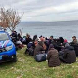 Çanakkale'de durdurulan araçtan 68 kaçak göçmen çıktı