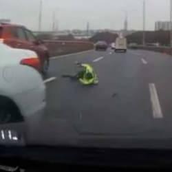 &Ccedil;in&rsquo;de akılalmaz kaza! Otoyoldaki buzlanmada 100&rsquo;lerce ara&ccedil; birbirine girdi