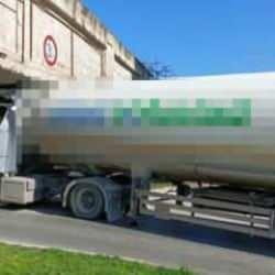 Doğal gaz tankeri k&ouml;pr&uuml;ye sıkıştı